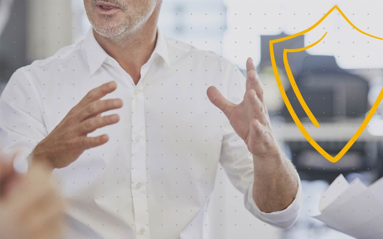 med med en computer og en pige